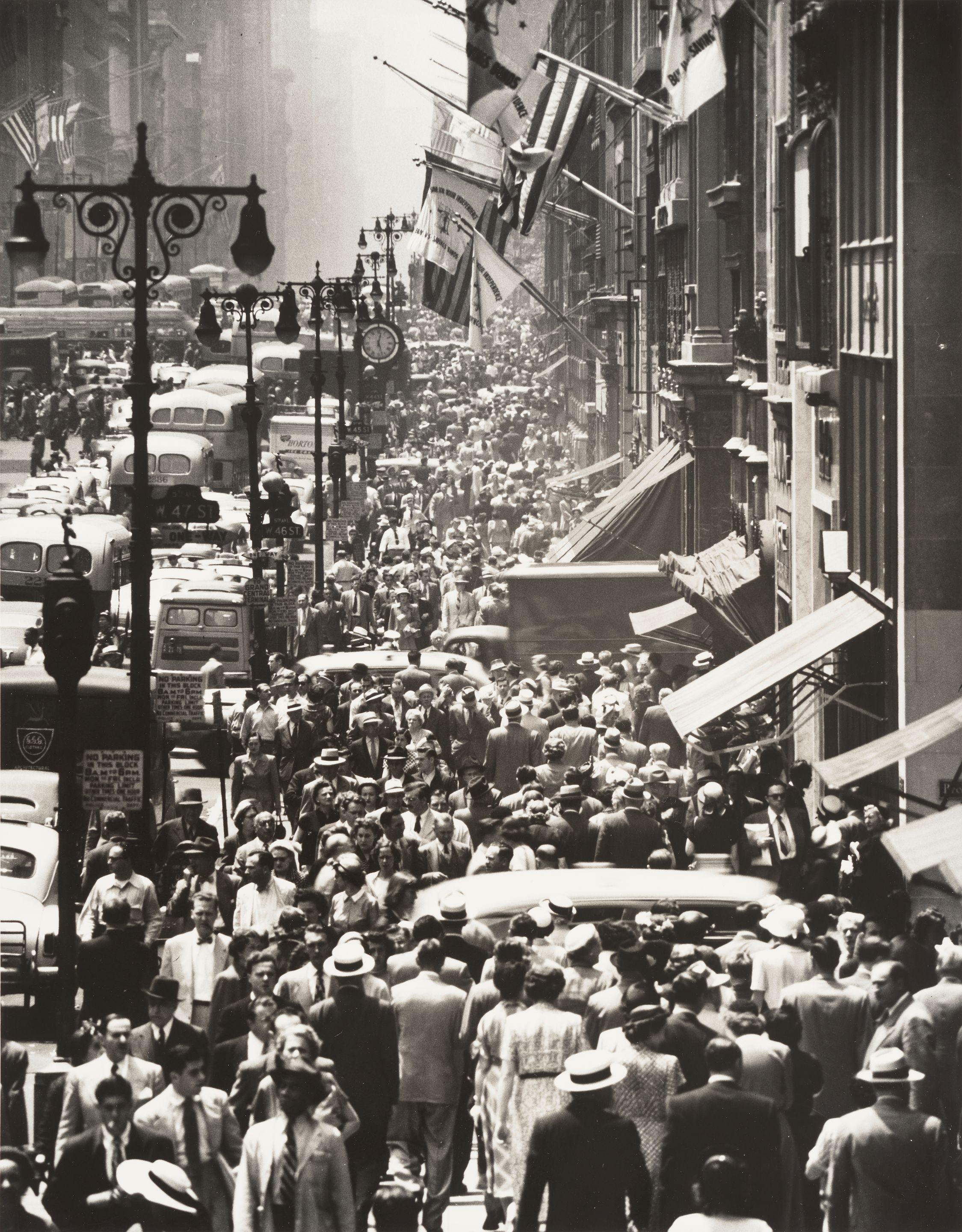 Andreas Feininger - Lunch Rush on Fifth Avenue, New York