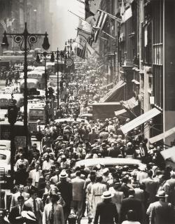 Andreas Feininger - Lunch Rush on Fifth Avenue, New York