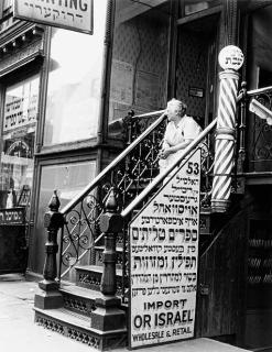 Andreas Feininger - Orchard Street, Jewish Barber Shop