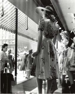 Andreas Feininger - Window Shopping on State Street, Chicago, 1941