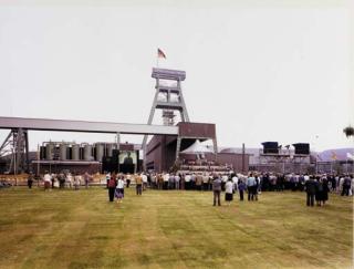 Andreas Gursky - Papstprobe in Bottrop, 1987