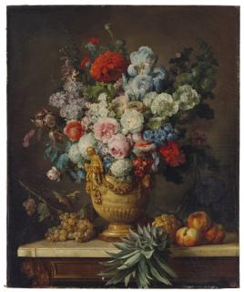 Anne Vallayer-Coster - Nature morte au vase d’albâtre rempli de fleurs avec sur une table plusieurs espèces de fruits, comme ananas, pêches et raisins