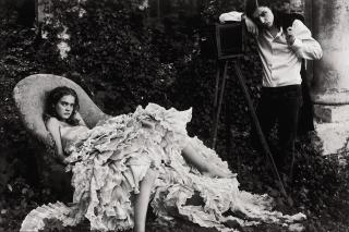 Annie Leibovitz - Alice in Wonderland, Olivier Theysken and Natalia Vodianova, Paris, 2003