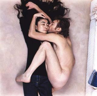 Annie Leibovitz - John Lennon and Yoko Ono, The Dakota, New York City