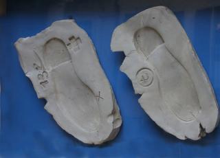 Antoni Tapies - Dues emprentes de peus