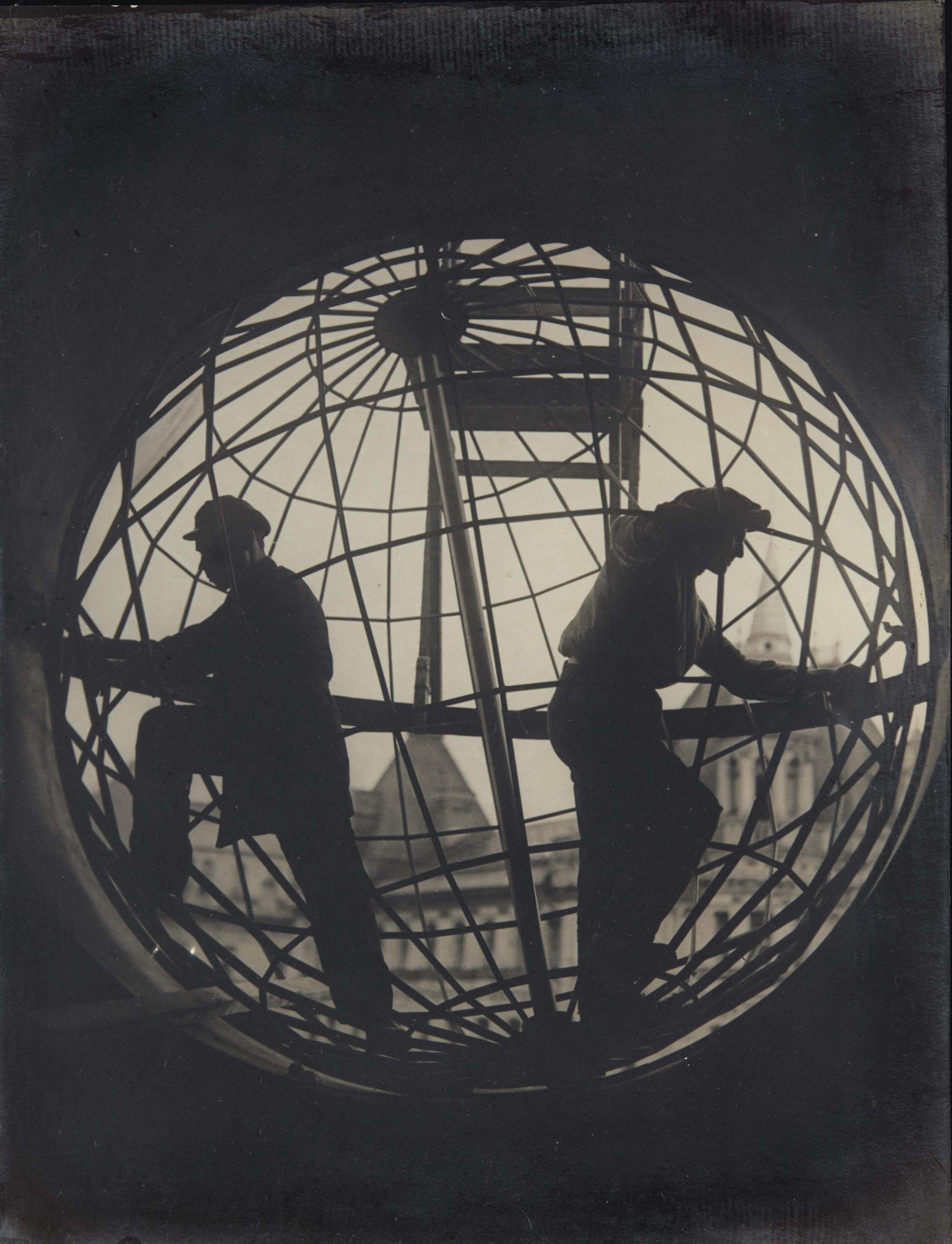 Arkadi Shaikhet - Globe At Moscow Telegraph Central Station, 1928