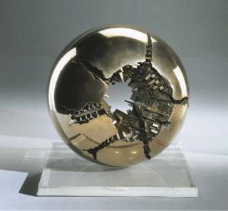 Arnaldo Pomodoro - Sfera con perforazione