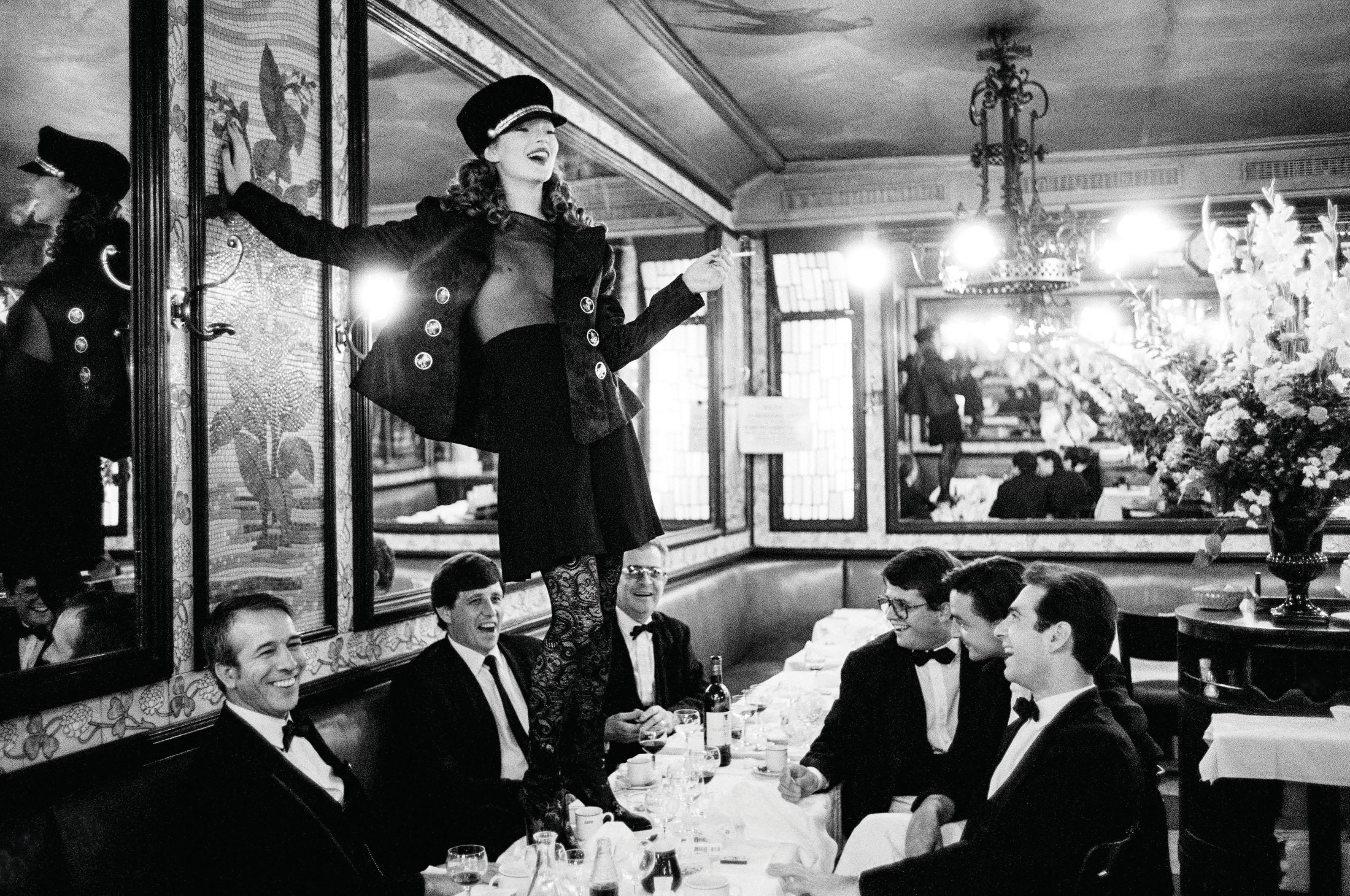 Arthur Elgort - Kate Moss à la Brasserie Lipp, Paris, pour Italian Vogue, septembre 1993