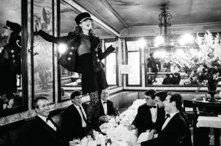 Arthur Elgort - Kate Moss à la Brasserie Lipp, Paris, pour Italian Vogue, septembre 1993