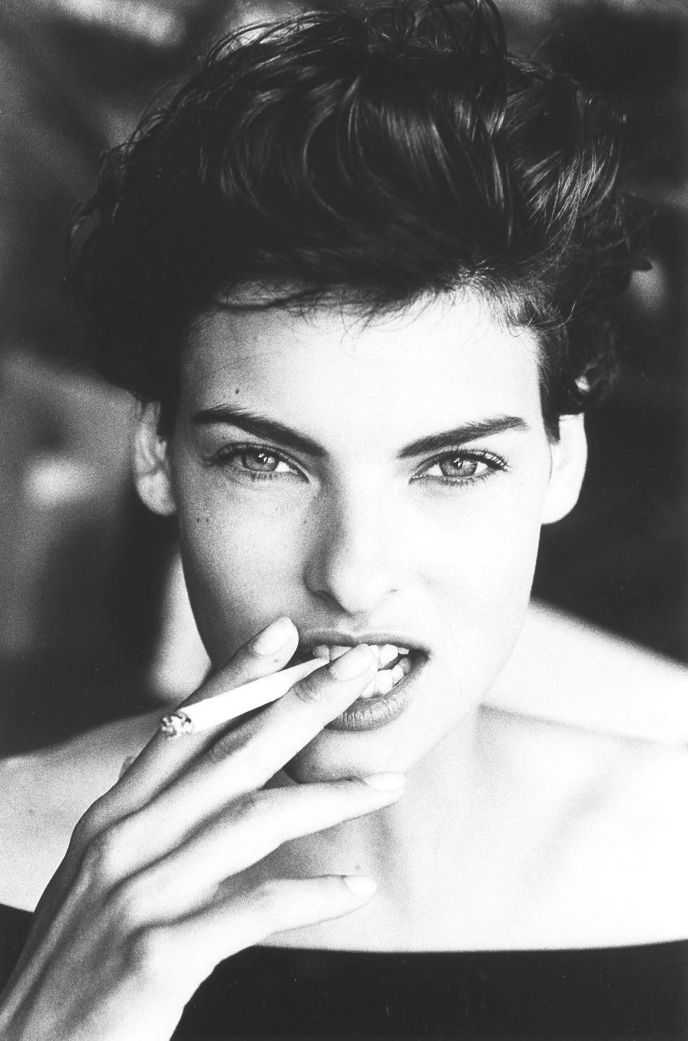 Arthur Elgort - Linda Evangelista, Smoking, Dominica, 1990