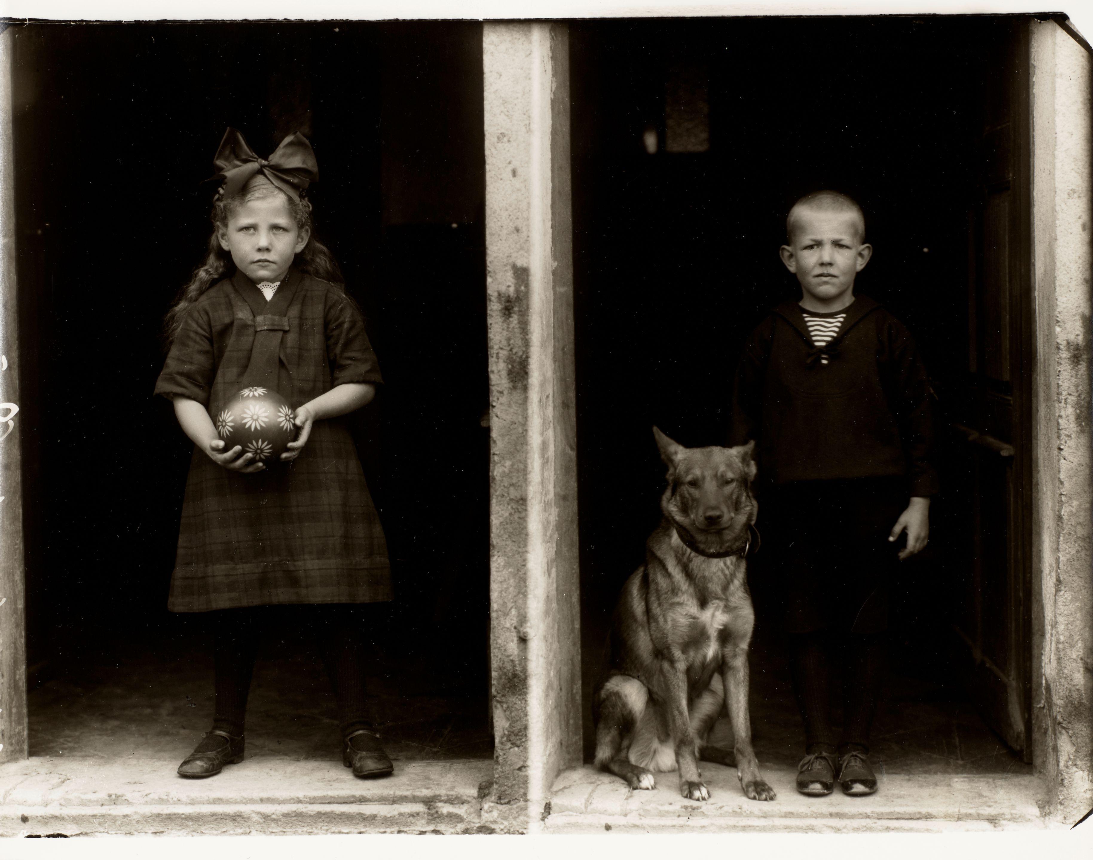 August Sander - Bauernkinder (Peasant Children, Westerwald)