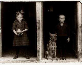 August Sander - Bauernkinder (Peasant Children, Westerwald)