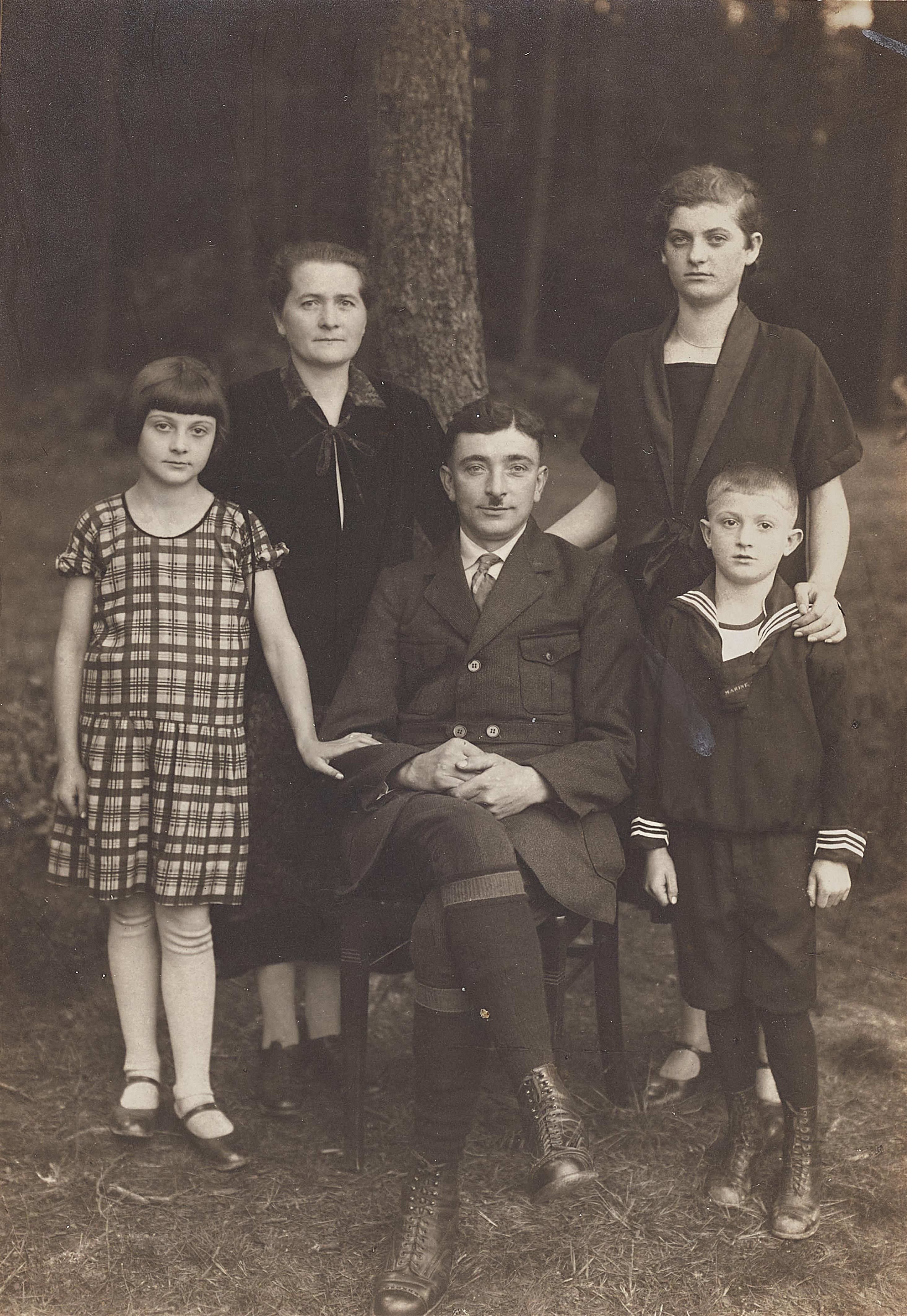 August Sander - Familienportrait aus Stürzelbach/Westerwald
