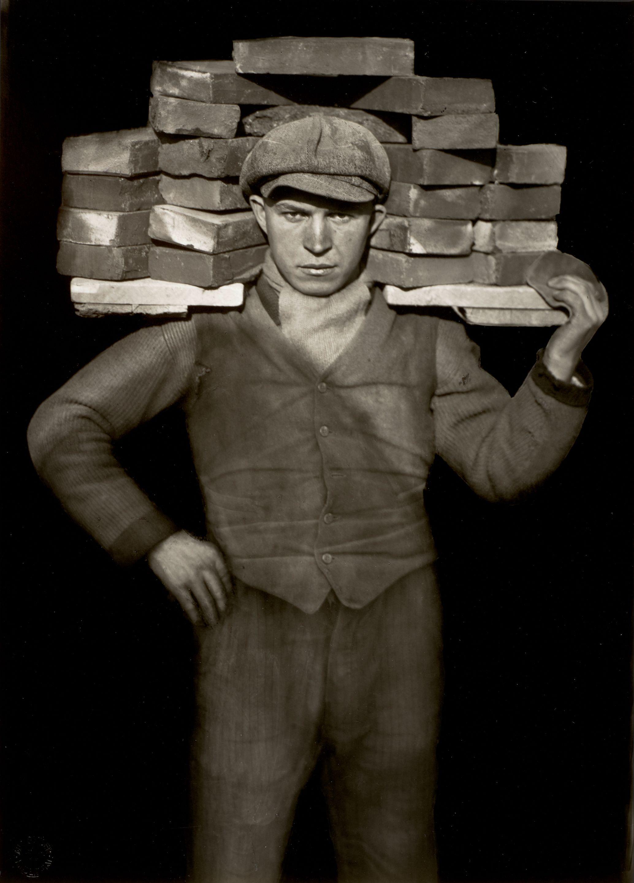 August Sander - Handlanger (Bricklayer)