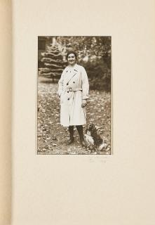 August Sander - Ingeborg von Rath mit Hund.