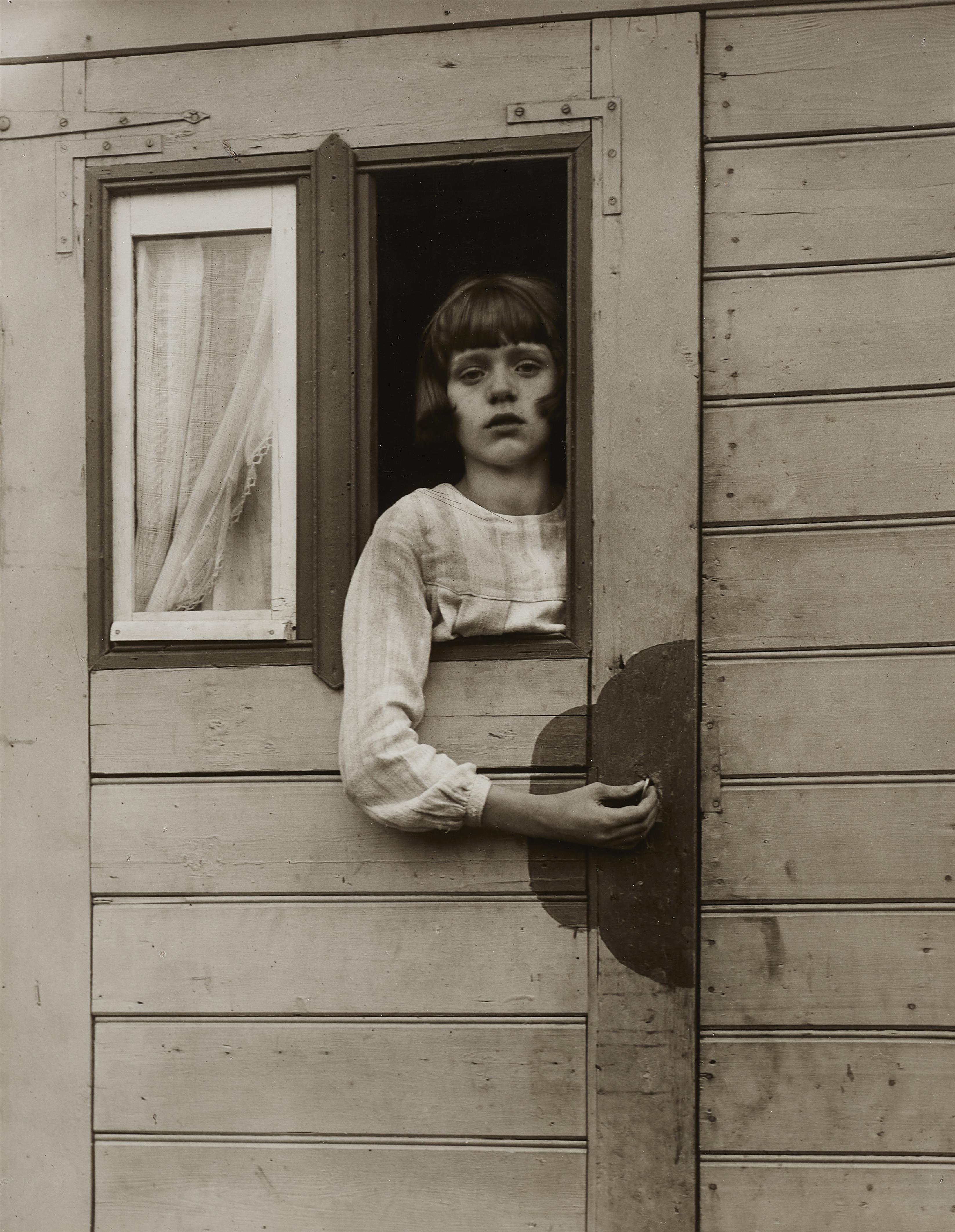 August Sander - Mädchen im Kirmeswagen