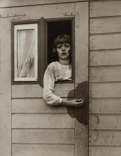 August Sander - Mädchen im Kirmeswagen