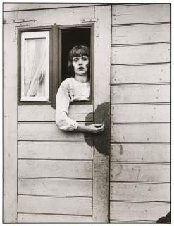 August Sander - Mädchen im Kirmeswagen