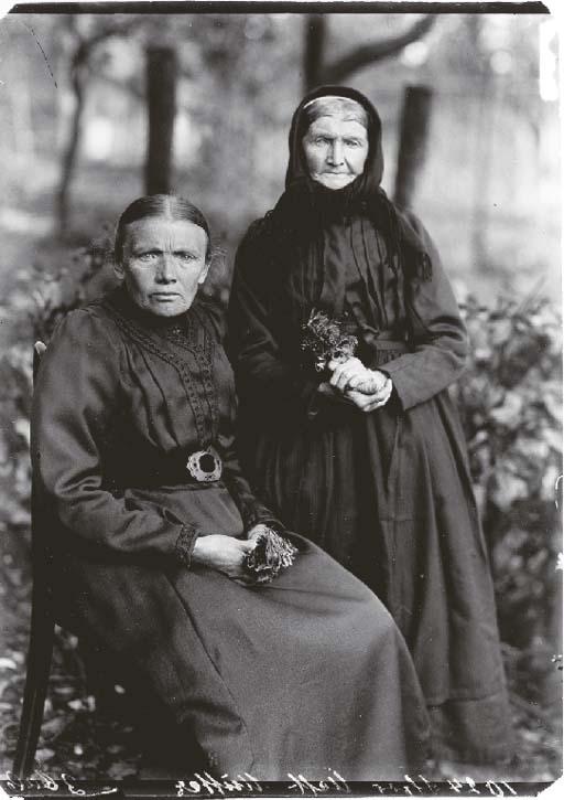 August Sander - Mother and daughter, farmer\'s wife and miner\'s wife