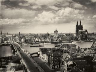 August Sander - Rheinufer, Blick von Deutz aus