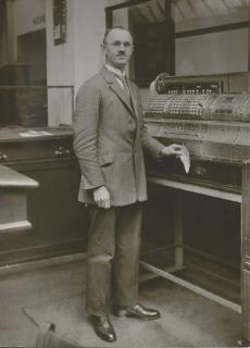 August Sander - Savings Bank Cashier, Cologne, 1928