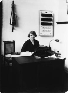 August Sander - Shorthand-typist at a Savings Bank, Köln