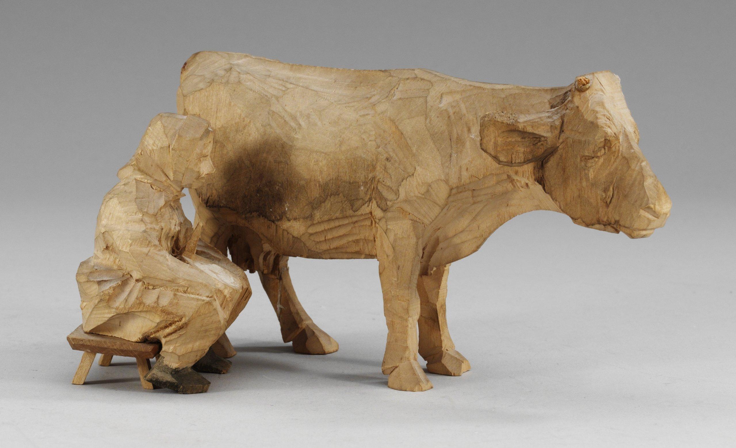 Axel Petersson Döderhultarn - Gumma mjölkandes ko