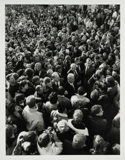 Barbara Klemm - Willy Brandt an der Mauer, Berlin 10. Nov. 1989.