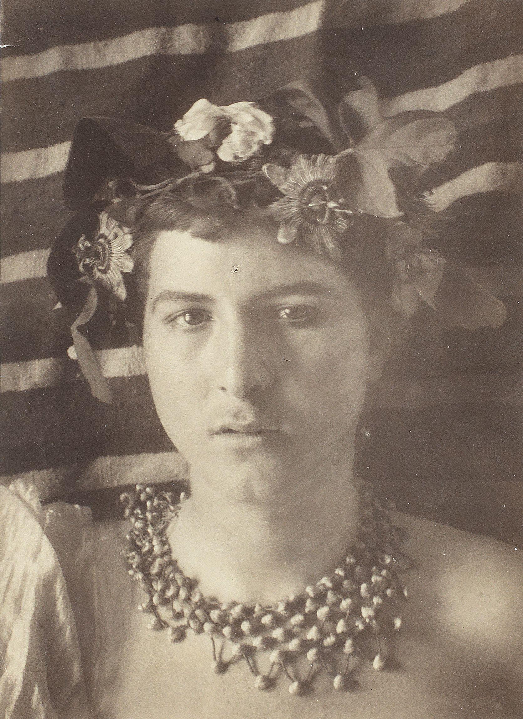 Baron Wilhelm von Gloeden - Jeune homme à la couronne de fleurs, vers 1880