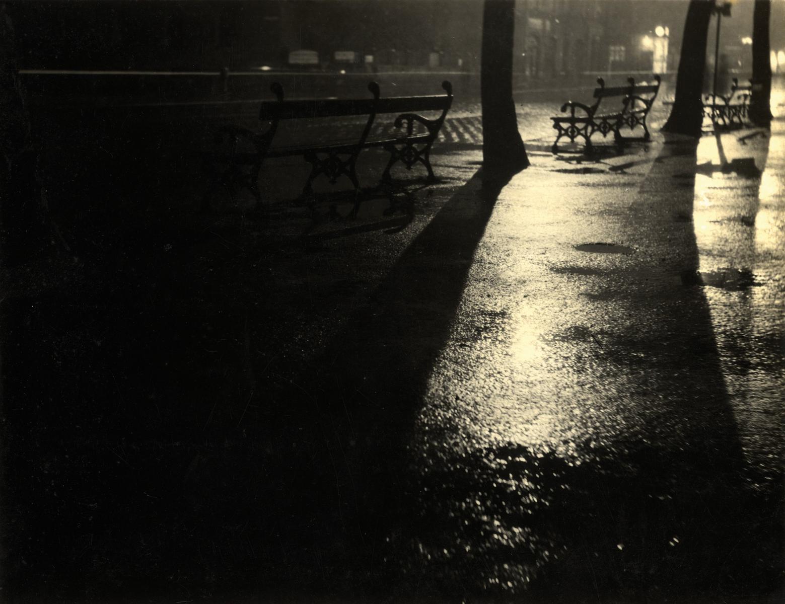 Beate Clodt von Jürgensburg - Ohne Titel (Parkbänke im Regen)