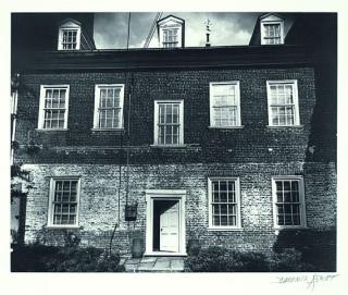 Berenice Abbott - Housefront in Soho