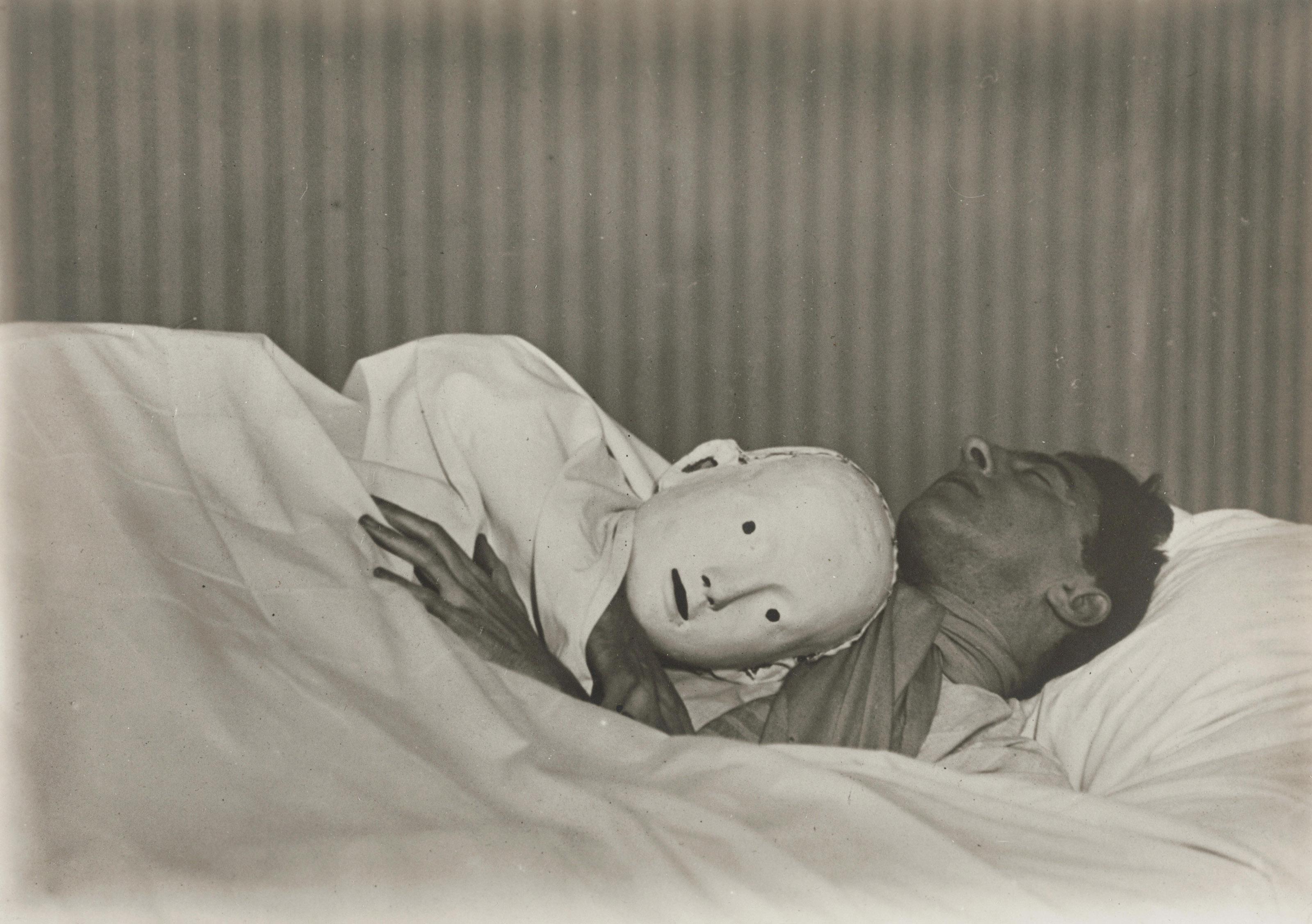 Berenice Abbott - Jean Cocteau couché avec le masque d\'Antigone (variante), 1927