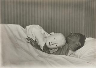 Berenice Abbott - Jean Cocteau couché avec le masque d\'Antigone (variante), 1927