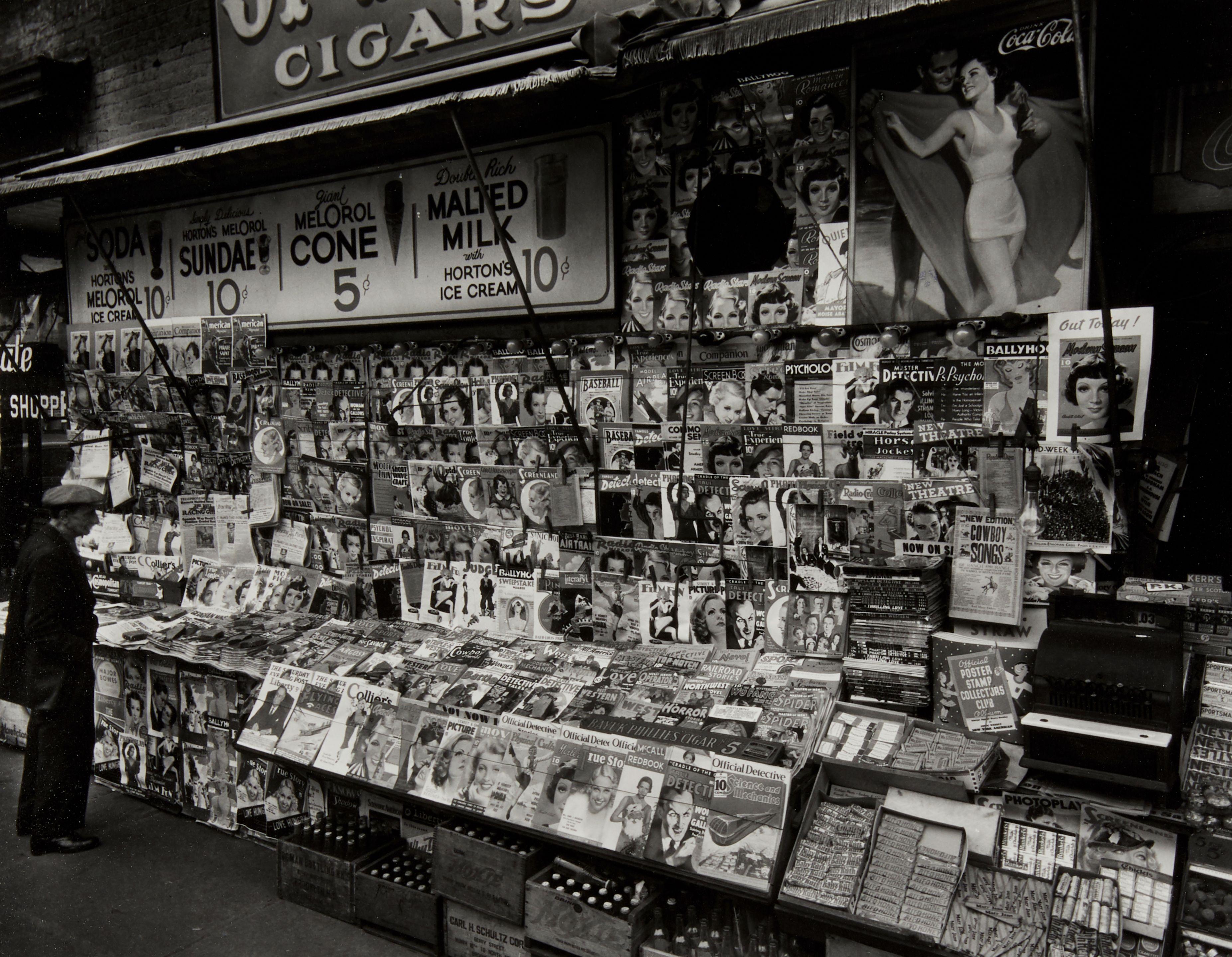 Berenice Abbott - Newsstand, East 32nd Street and Third Avenue