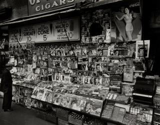 Berenice Abbott - Newsstand, East 32nd Street and Third Avenue