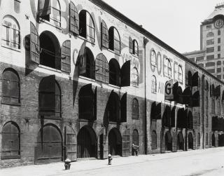 Berenice Abbott - Yuban Coffee Warehouse, Water and Dock Streets, Brooklyn