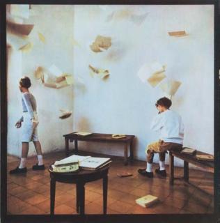 Bernard Faucon - Les papiers qui volent, 1980