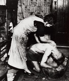 Bill Brandt - Coal Miner\'s Bath, Chester Le Street