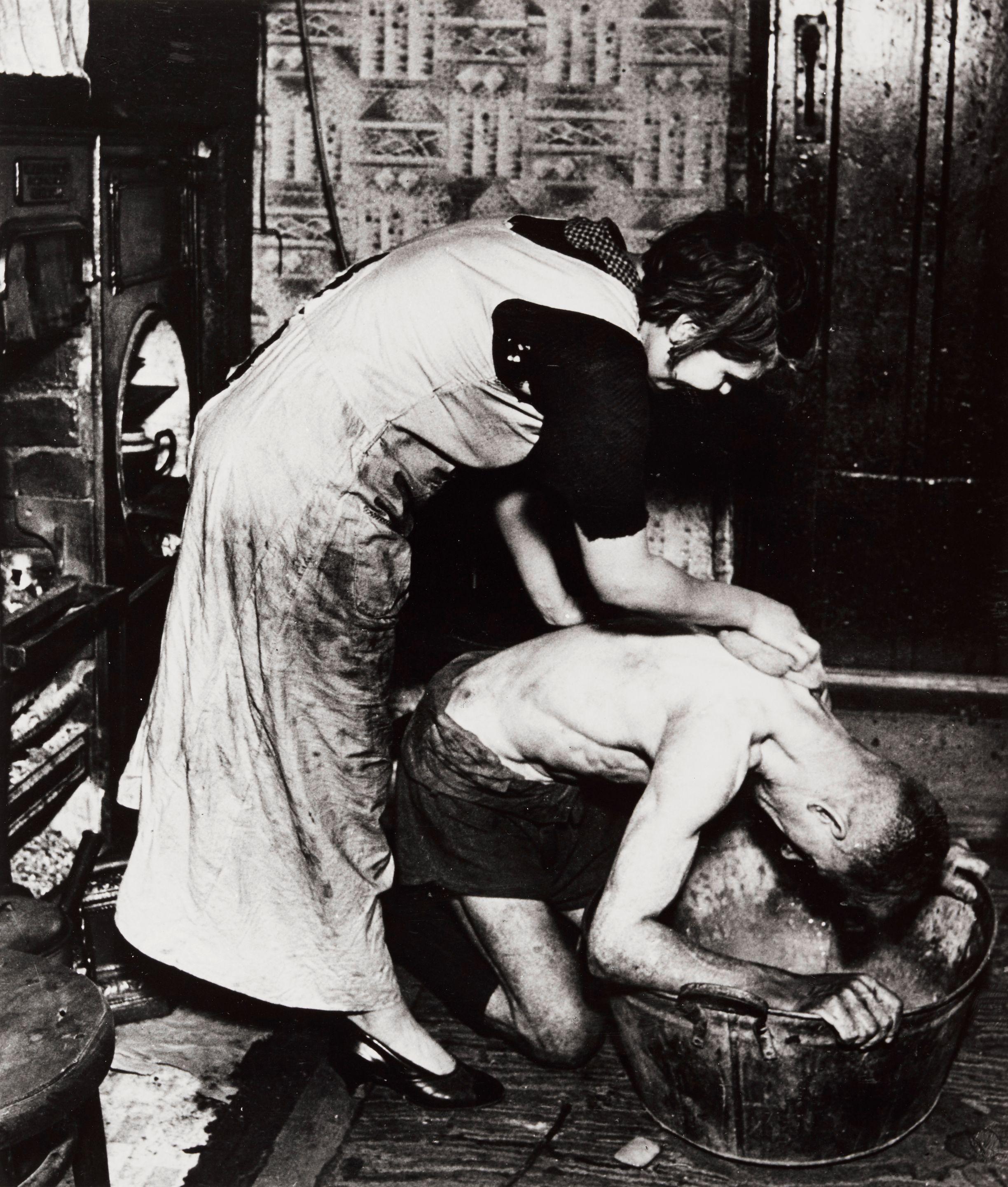Bill Brandt - Coal Miner\'s Bath, Chester Le Street
