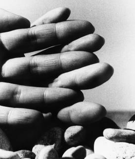 Bill Brandt - Hands on the beach, 1959