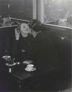Brassaï - Couple d\'amoureux dans un petit café, 1932