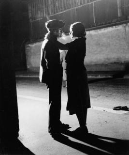 Brassaï - Couple d\'amoureux, Rue Croulebarde, quartier Italie