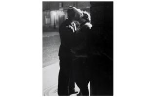 Brassaï - Couple d\'Amoureux