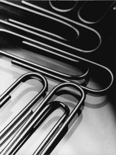 Brassaï - Des attaches de bureau agrandies ont l\'air l\'instruments de musique