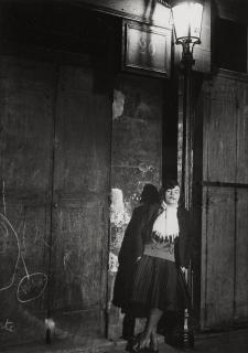 Brassaï - Fille Adossée À Un Mur À L\'Écharpe Herminette