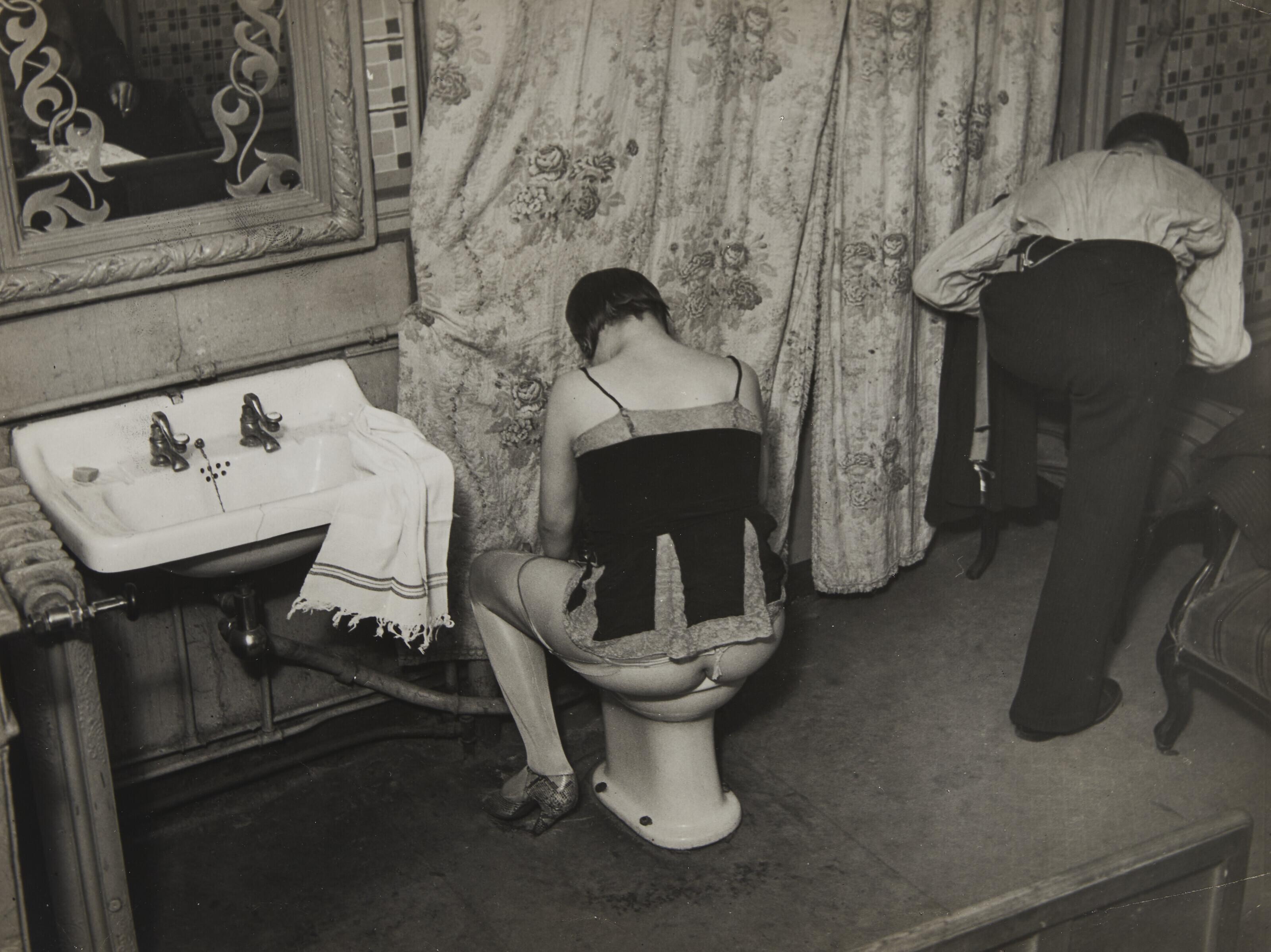 Brassaï - La Toilette dans un hôtel de passe, rue Quincampoix á Paris, 1932