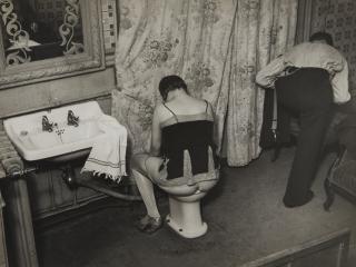 Brassaï - La Toilette dans un hôtel de passe, rue Quincampoix á Paris, 1932