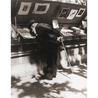 Brassaï - Le Professeur Louis Dimier, Membre De L\'Institut, Sur Les Quais Des Bouquinistes, 1931/32