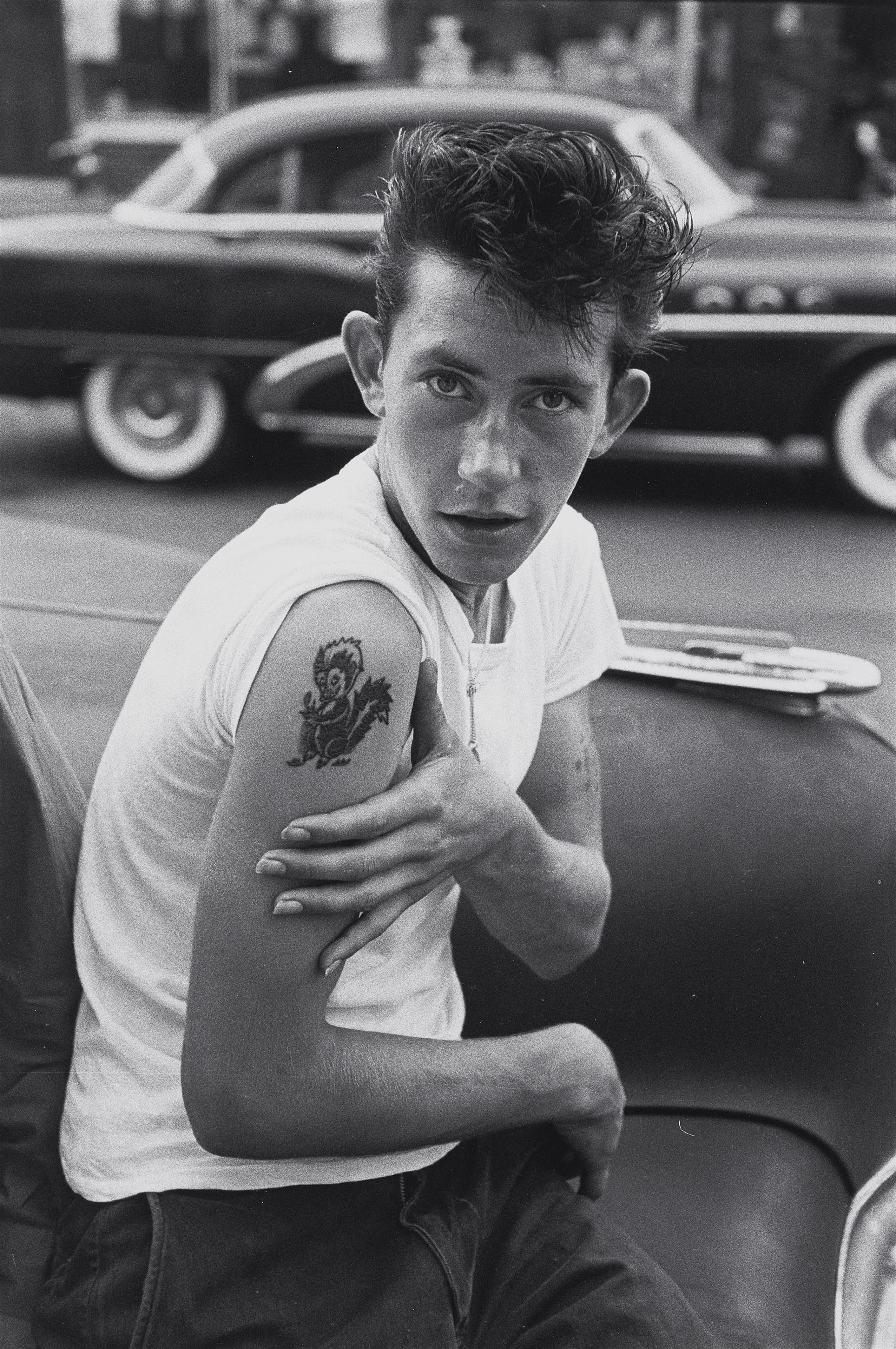 Bruce Davidson - Lefty showing off his new tattoo (aus der Serie: Brooklyn Gang)