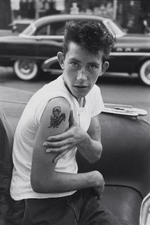 Bruce Davidson - Lefty showing off his new tattoo (aus der Serie: Brooklyn Gang)